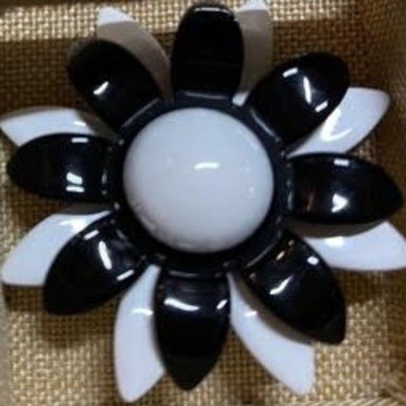 4 Assorted Vintage Flower Brooches (shown in photos) - Picture 1 of 11